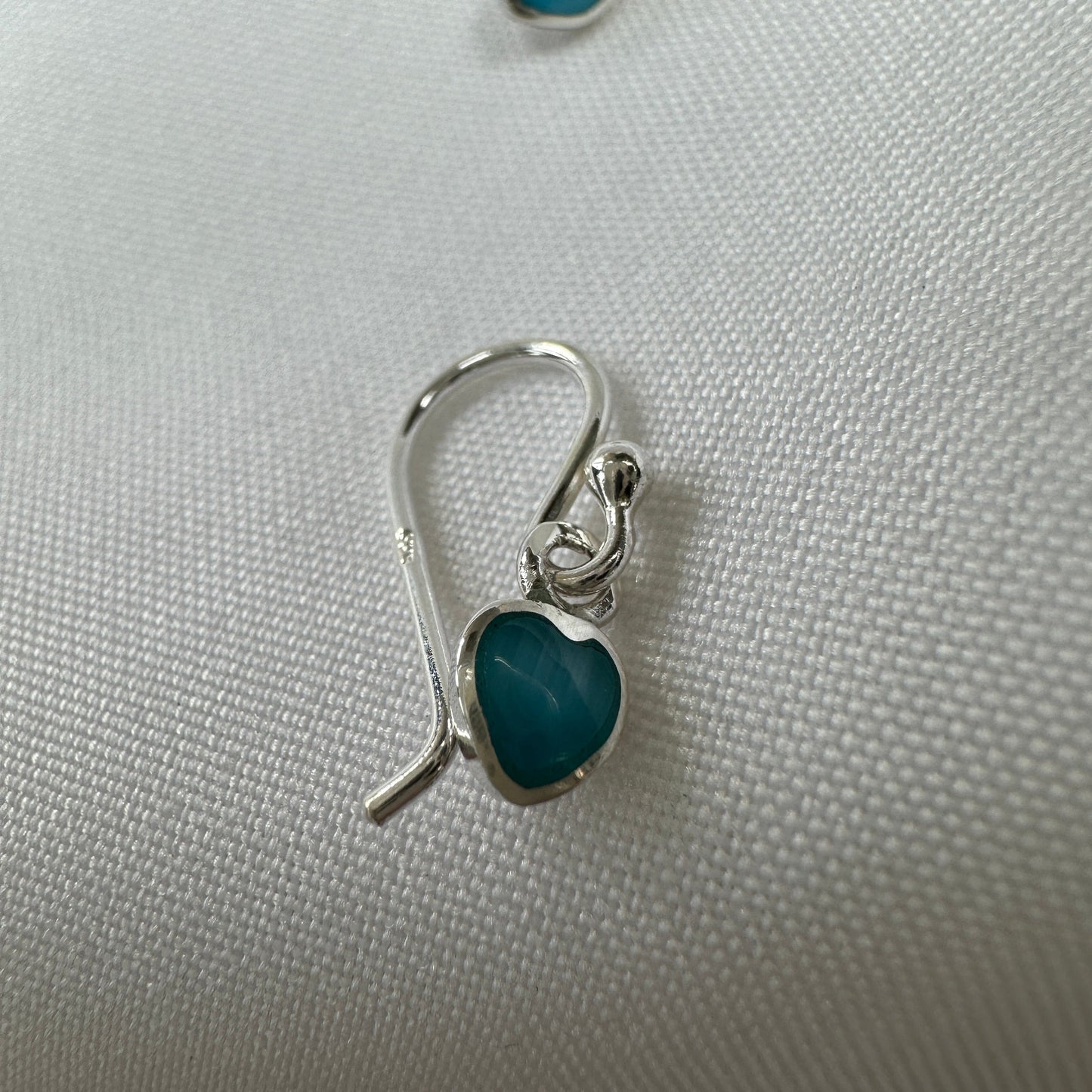 Boucles d'oreilles pendantes en forme de cœur en argent sterling et nacre bleue