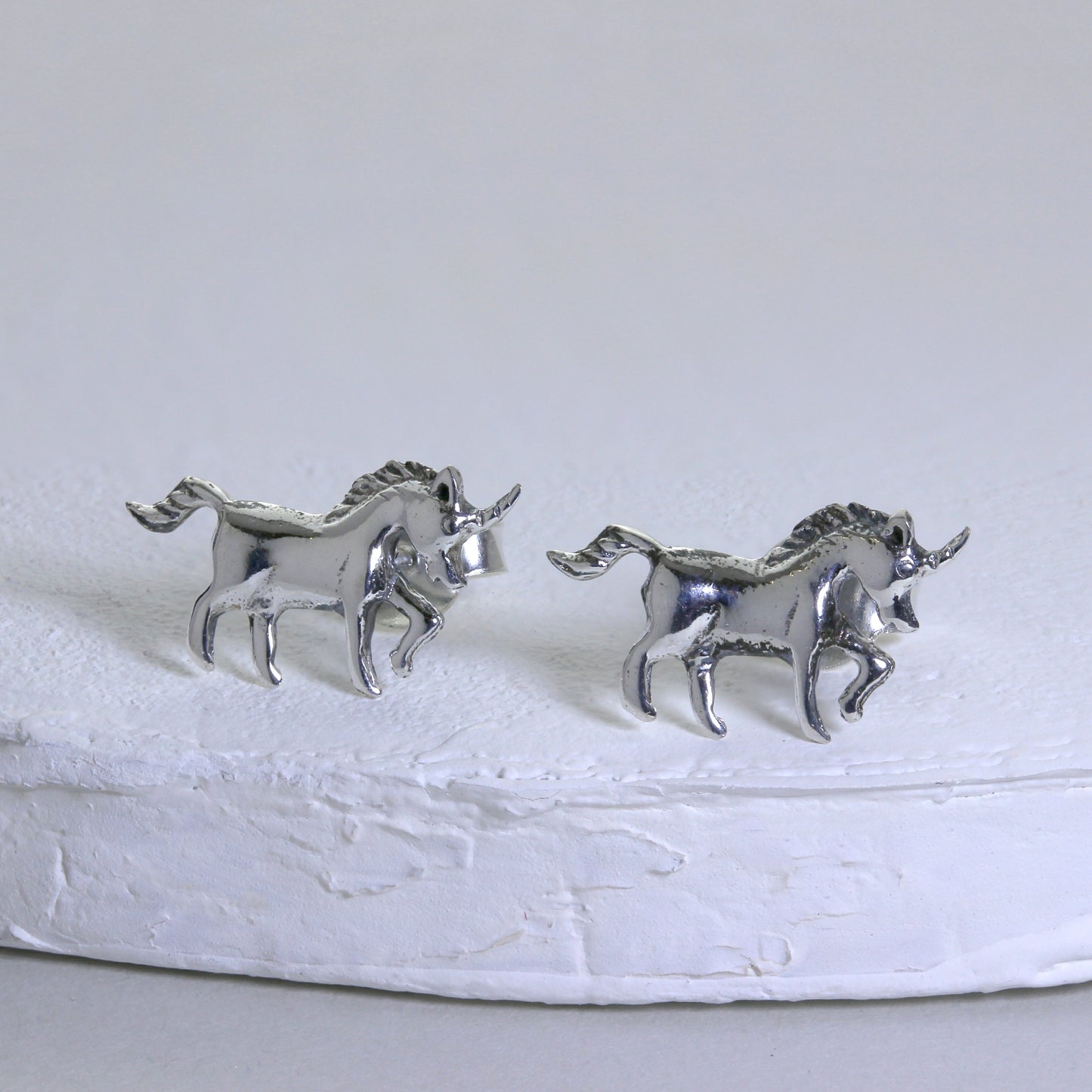 Boucles d'oreilles à tige licorne en argent sterling