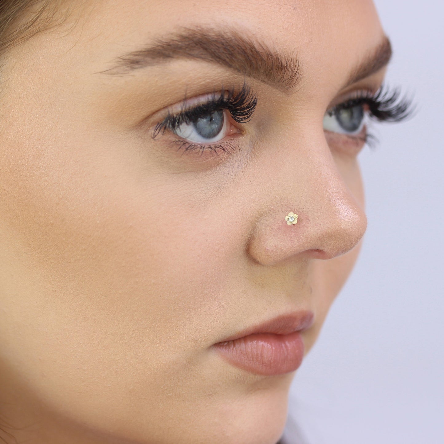 Clou de nez en or jaune 9 carats avec fleur en zircone cubique transparent