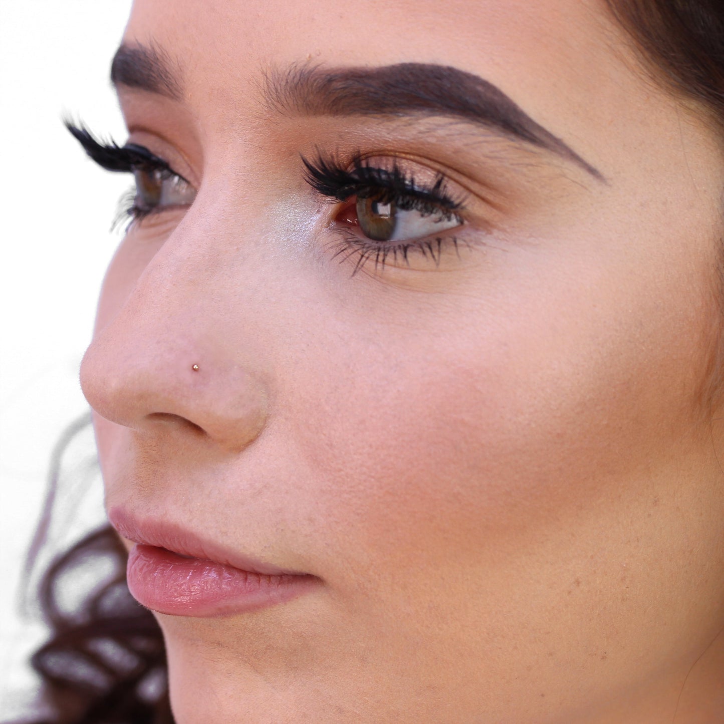 Clou de nez boule en or jaune 9 carats