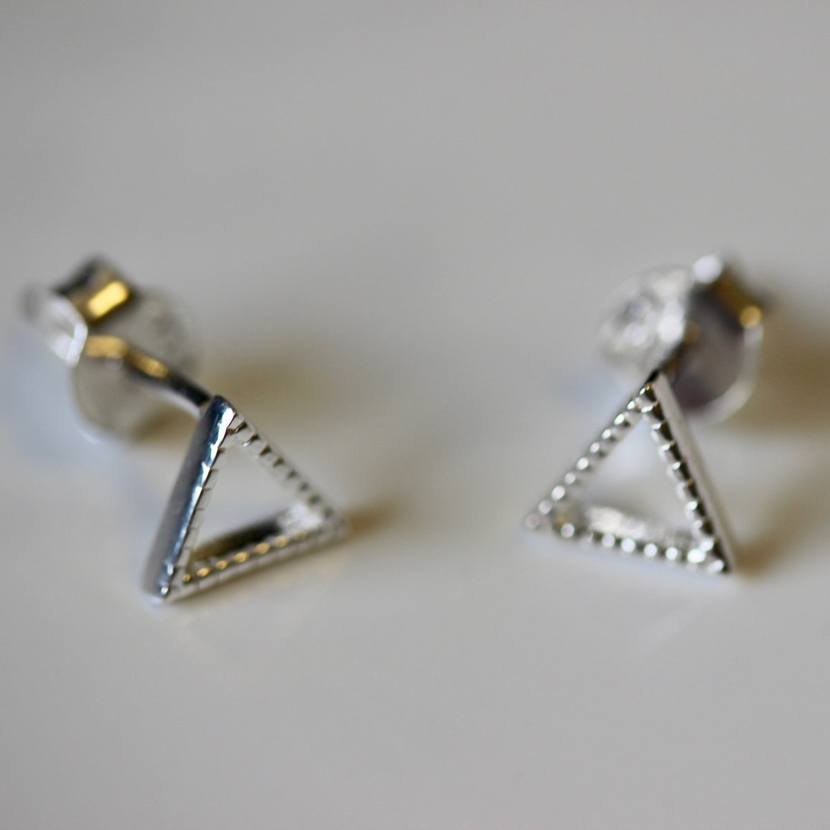 Boucles d'oreilles à tige triangulaires ouvertes en argent sterling