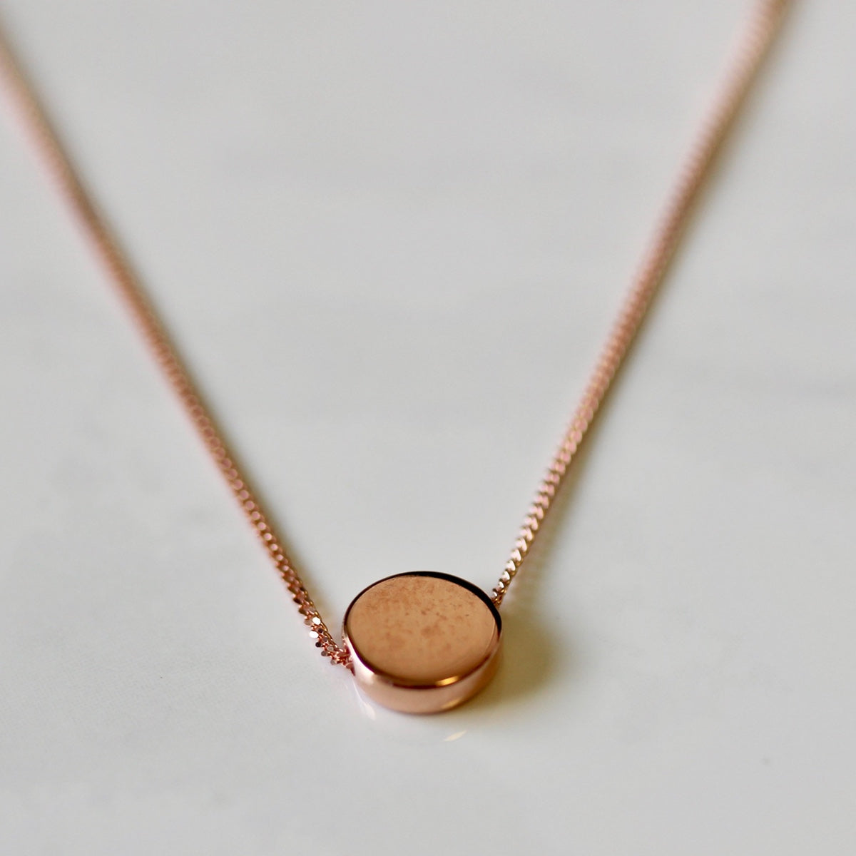 Collier en argent sterling plaqué or rose avec disque rond de 40 cm