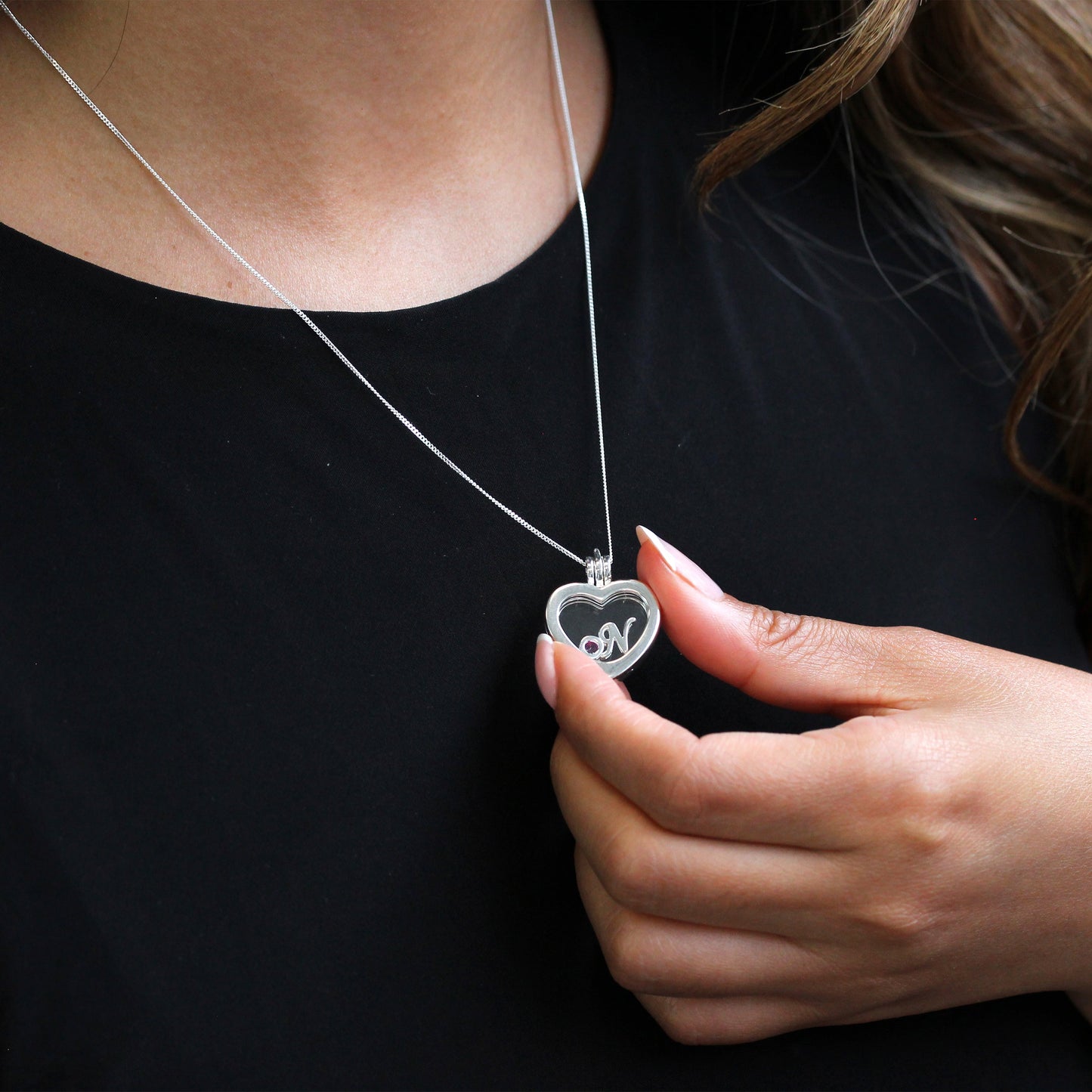 Petit médaillon flottant en argent sterling avec breloque en forme de cœur sur chaîne de 40 à 55 cm