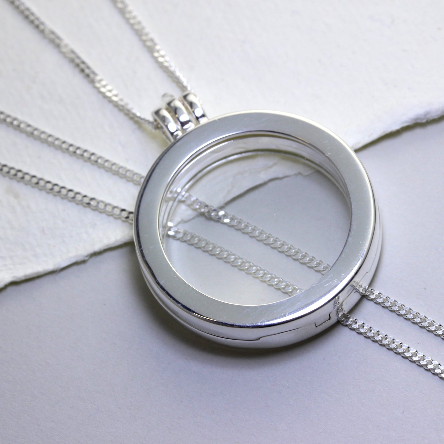 Grand médaillon flottant rond en argent sterling sur chaîne de 40 à 61 cm