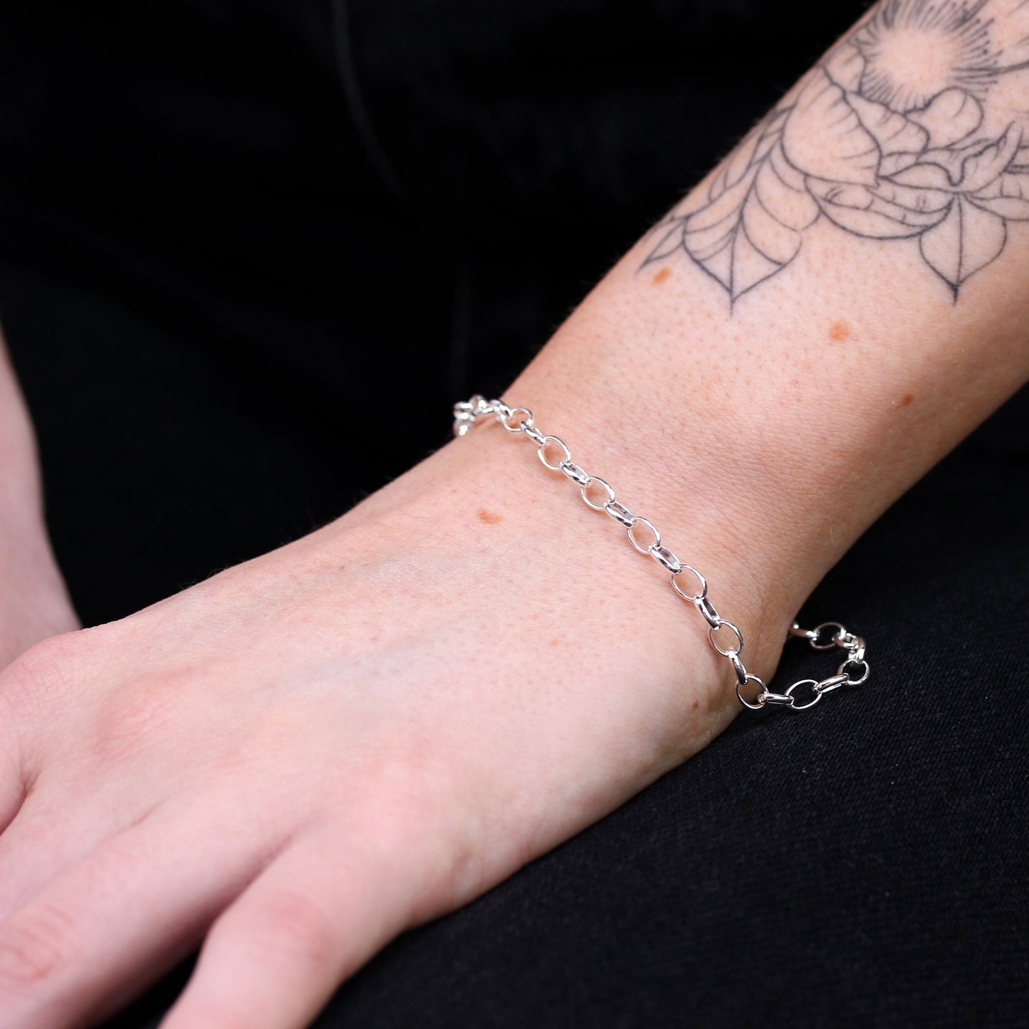 Bracelet à breloques en argent sterling avec chaîne rolo légère