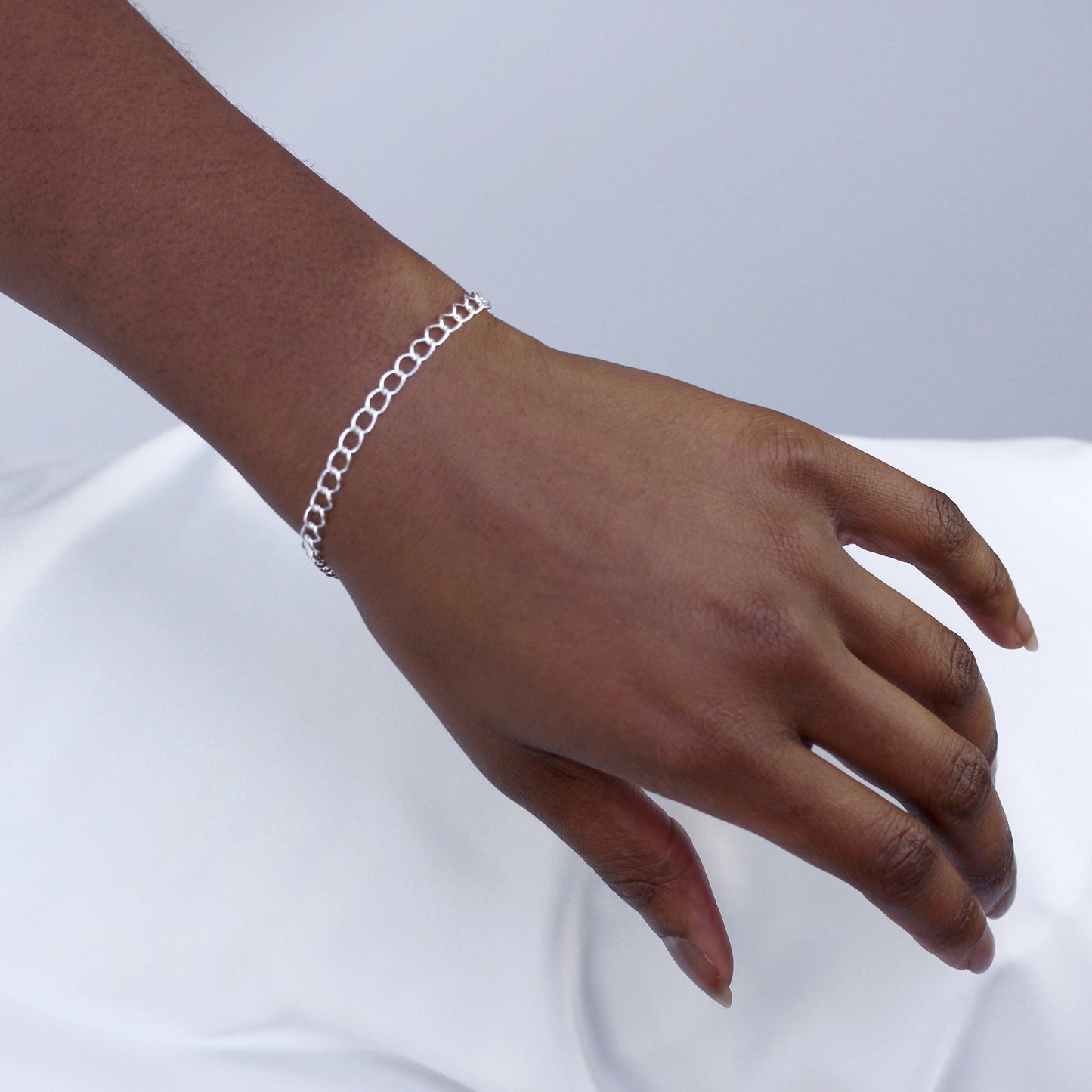 Bracelet à breloques en argent sterling avec chaîne gourmette légère