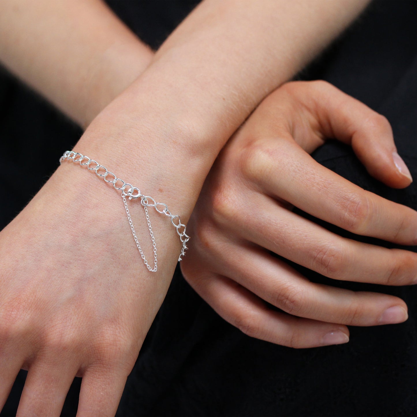 Bracelet à breloques en argent sterling avec chaîne gourmette légère