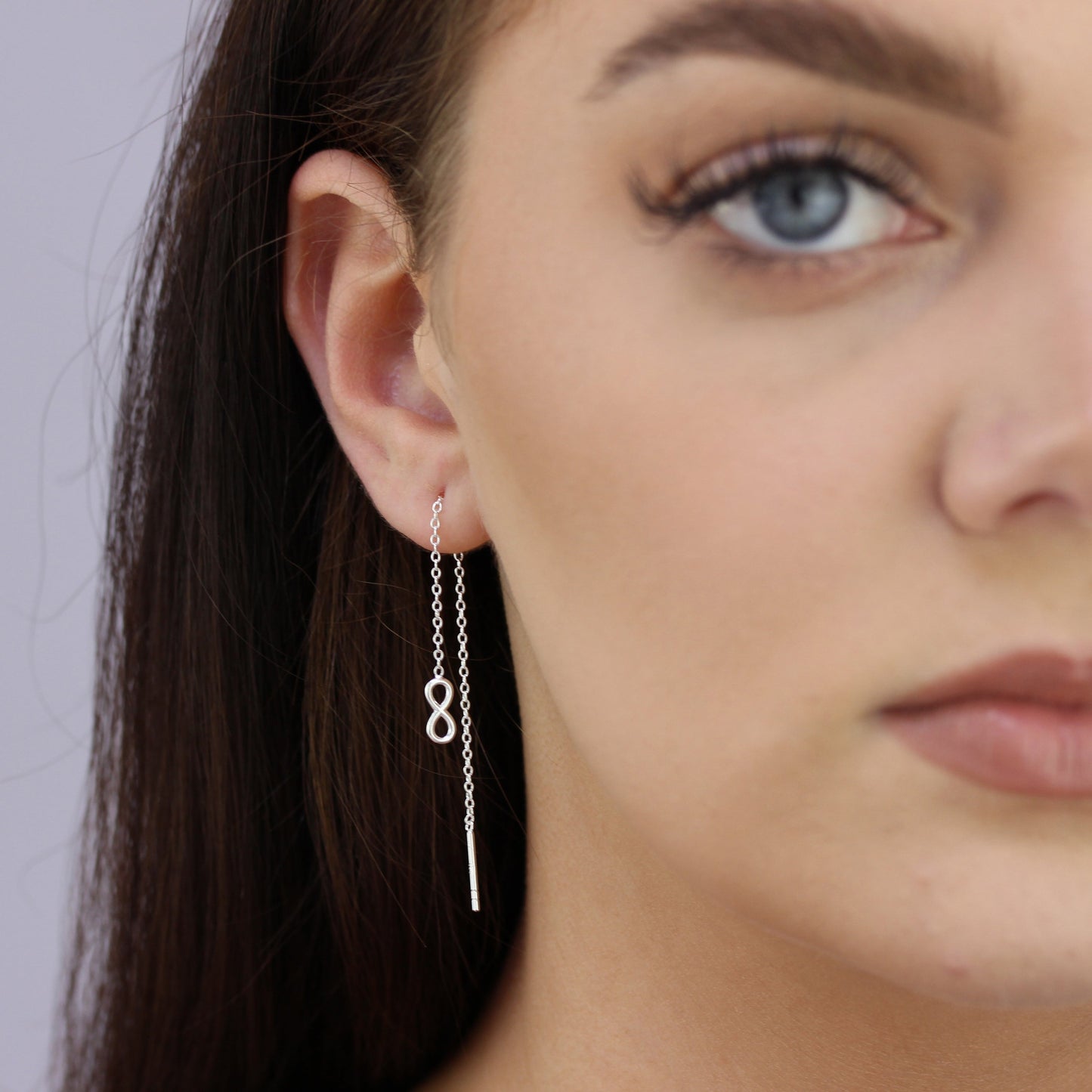 Petites boucles d'oreilles à enfiler en argent sterling avec motif infini