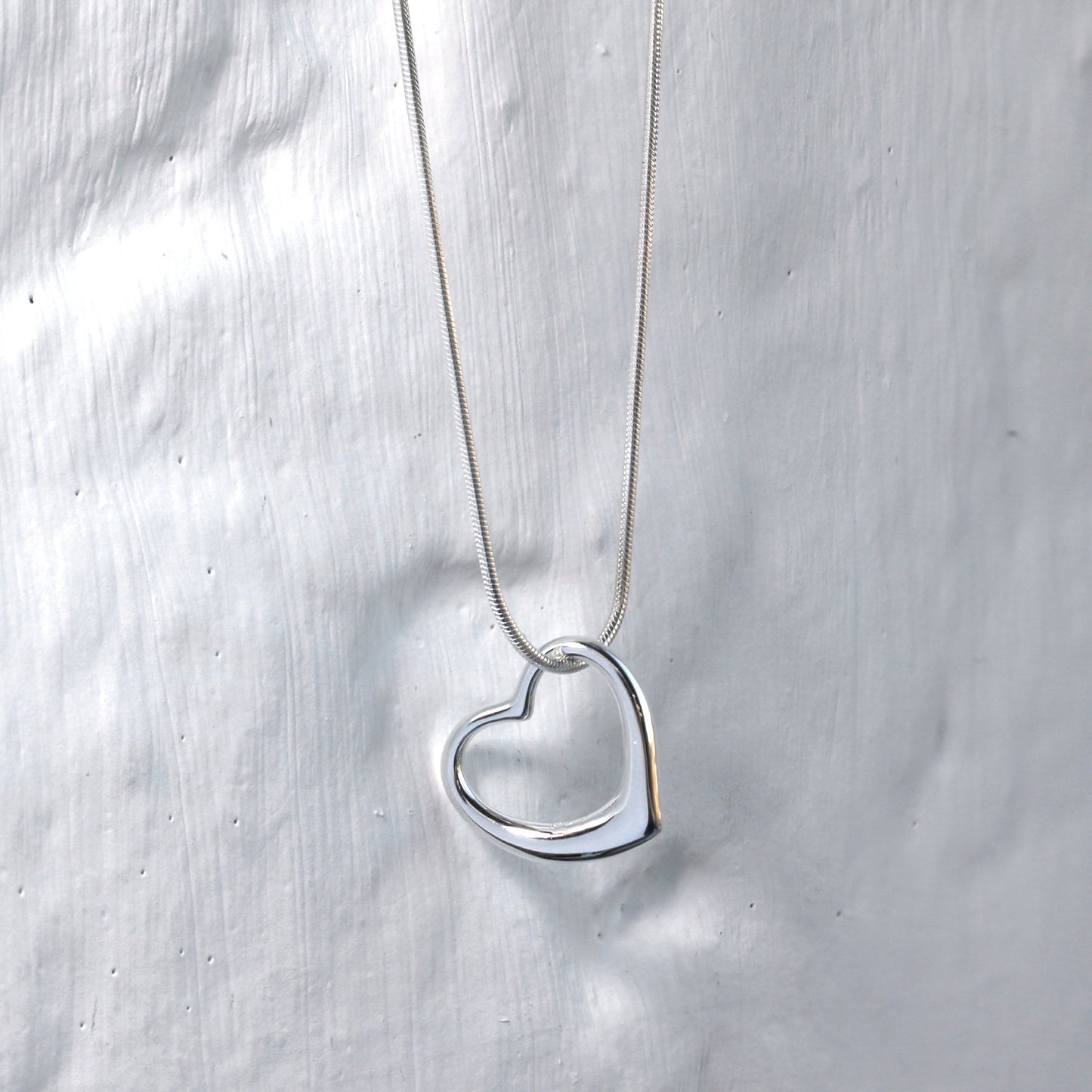 Collier avec pendentif en forme de cœur flottant en argent sterling