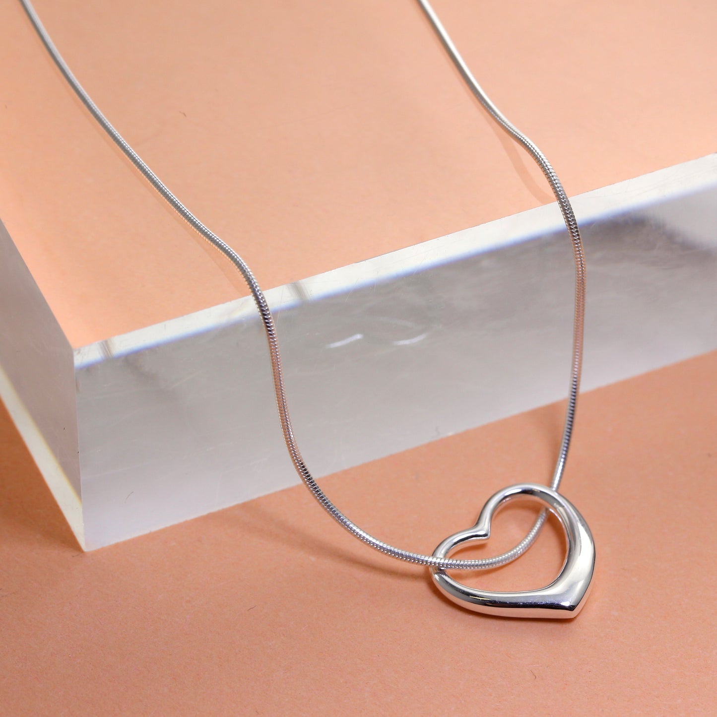 Collier avec pendentif en forme de cœur flottant en argent sterling