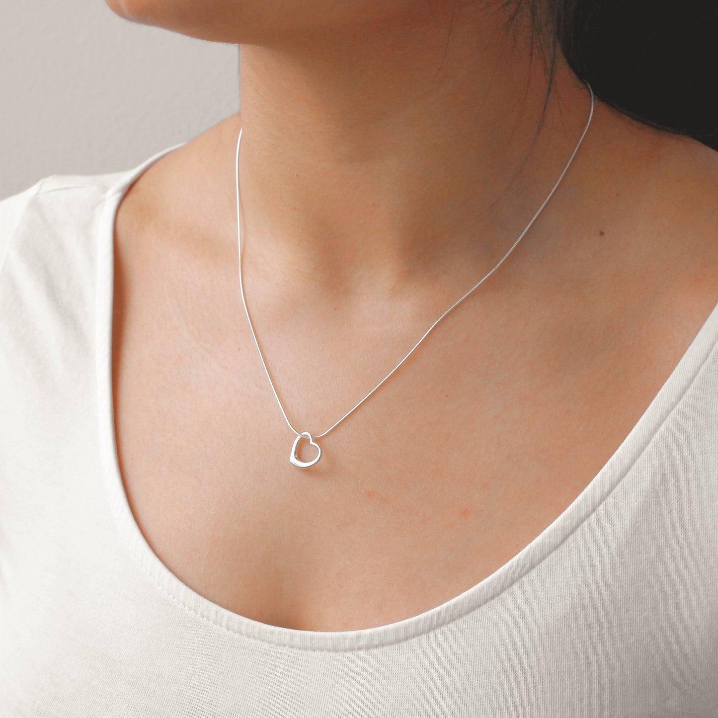 Collier avec pendentif en forme de cœur flottant en argent sterling