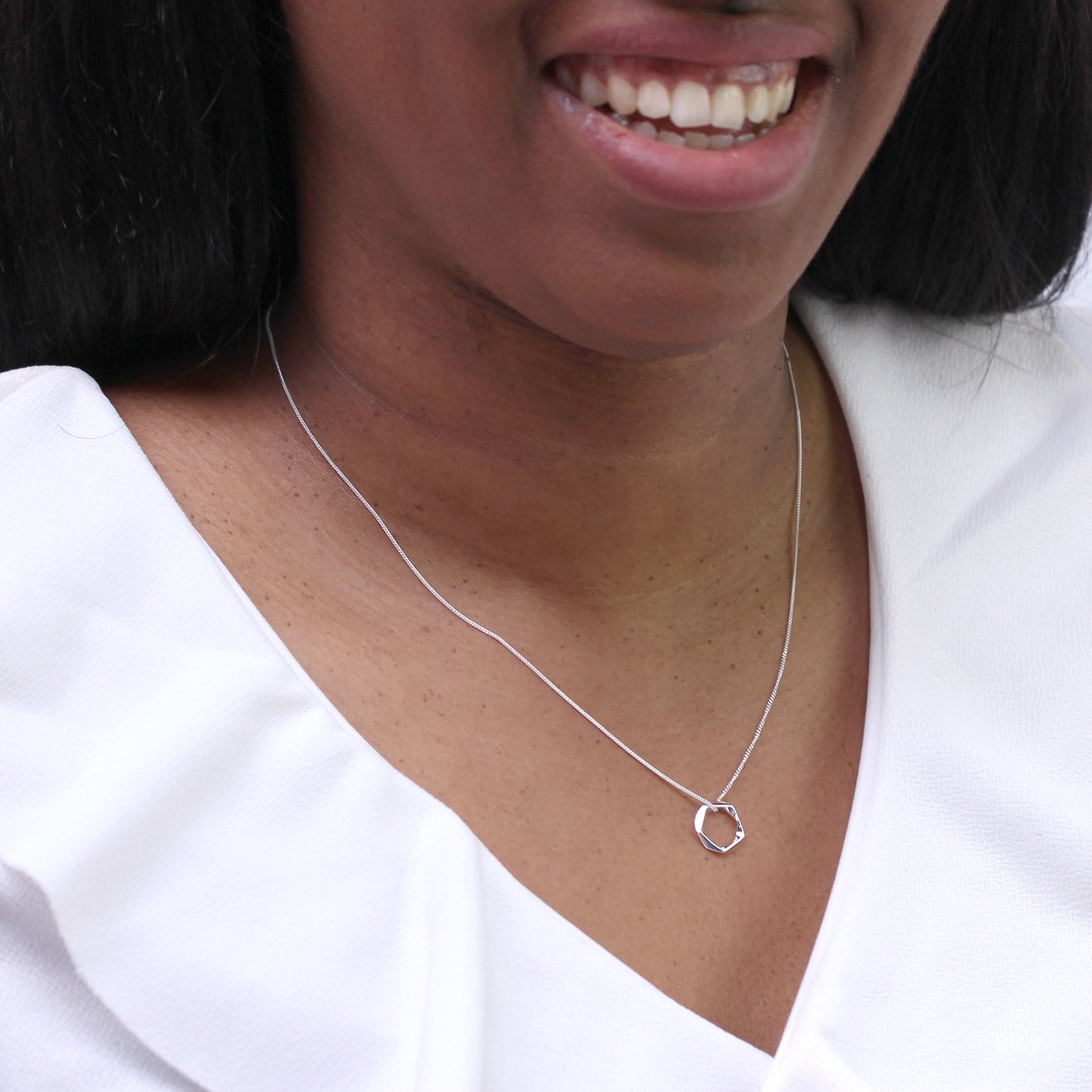 Collier avec pendentif en argent sterling poli et perle pentagonale taillée en forme d'anneau, 40 à 55 cm
