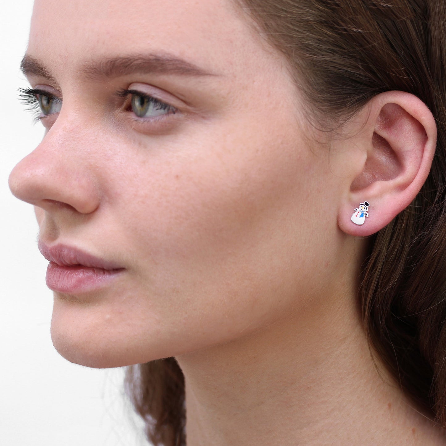 Petites boucles d'oreilles bonhomme de neige en argent sterling et émail