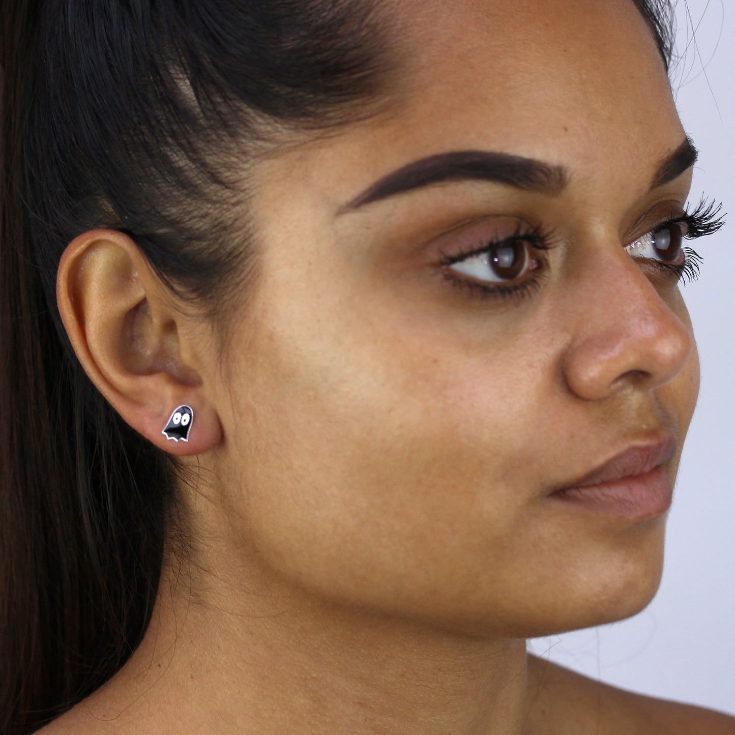Boucles d'oreilles à tige en argent sterling et émail noir, motif fantôme de jeu rétro