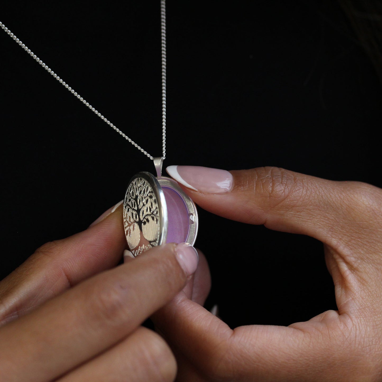 Médaillon ovale en argent sterling gravé arbre de vie sur chaîne