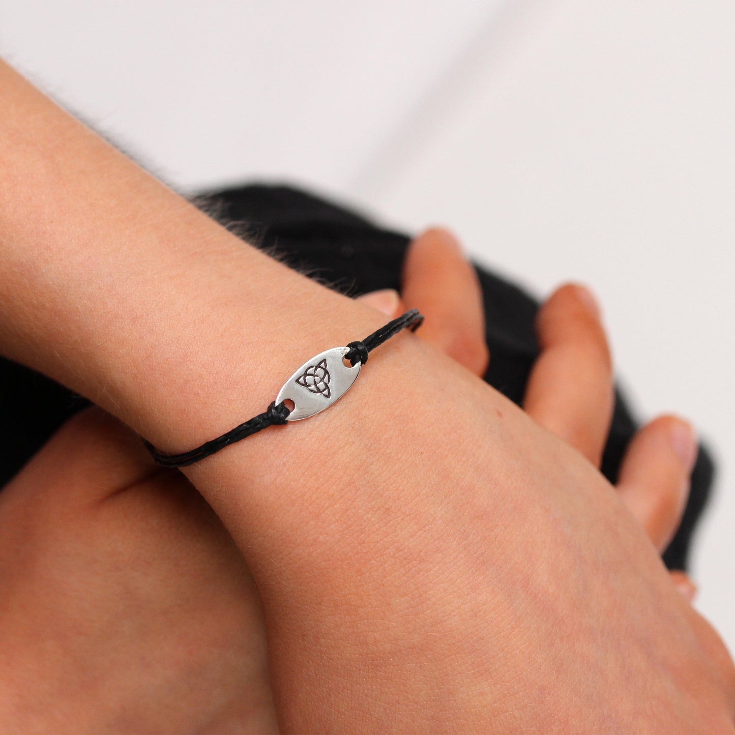 Bracelet triquetra celtique en argent sterling et cordon noir de 19 cm