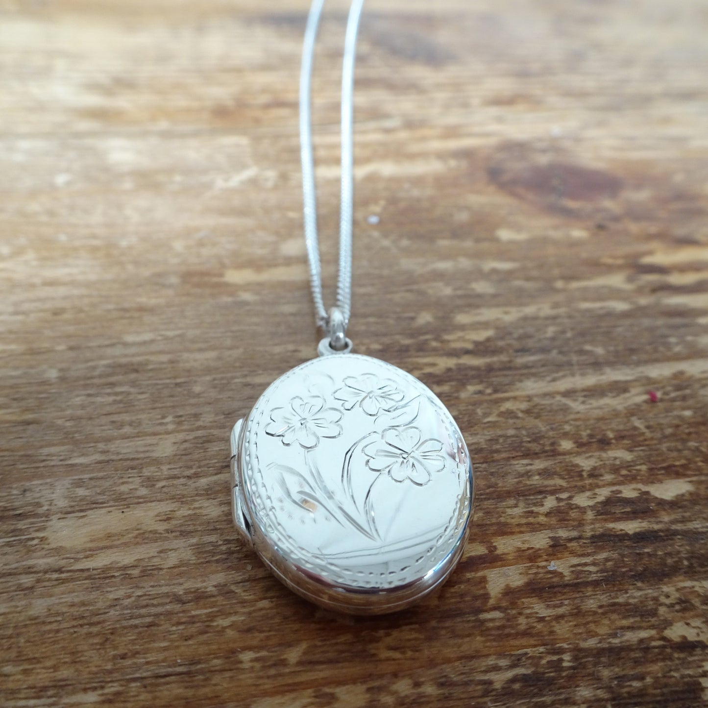 Médaillon ovale en argent sterling avec fleurs sur chaîne de 40 à 61 cm