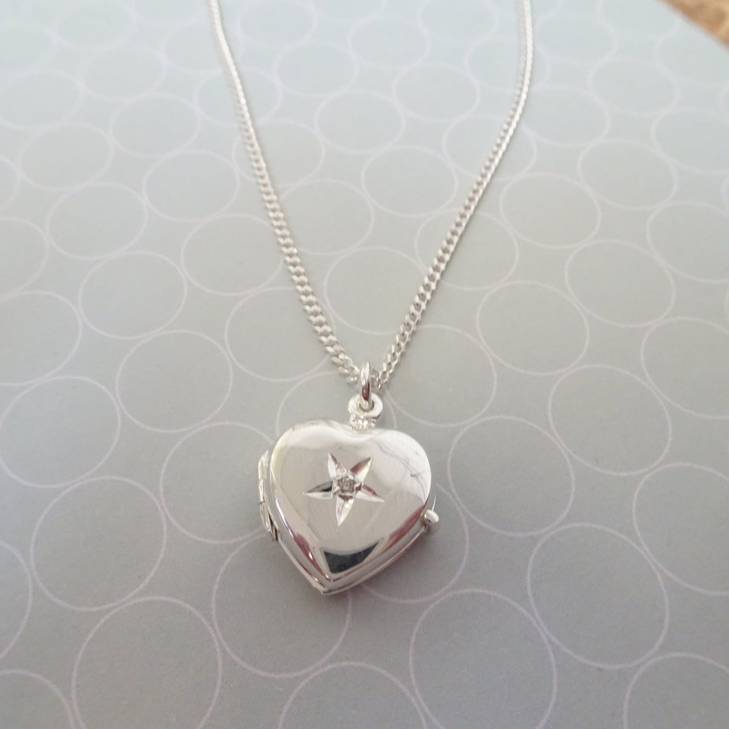 Petit médaillon en argent sterling en forme de cœur avec diamant sur chaîne de 40 à 61 cm