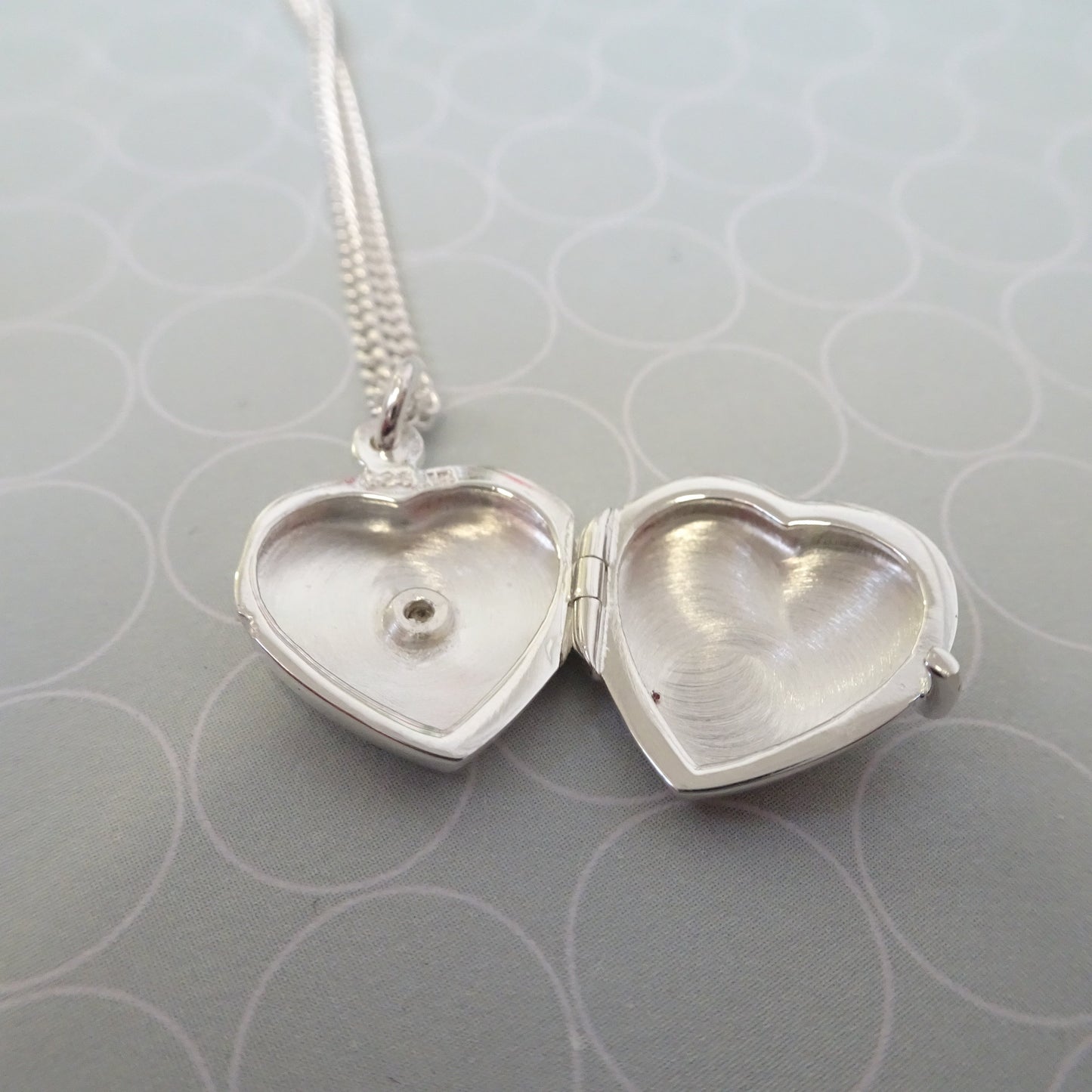 Petit médaillon en argent sterling en forme de cœur avec diamant sur chaîne de 40 à 61 cm