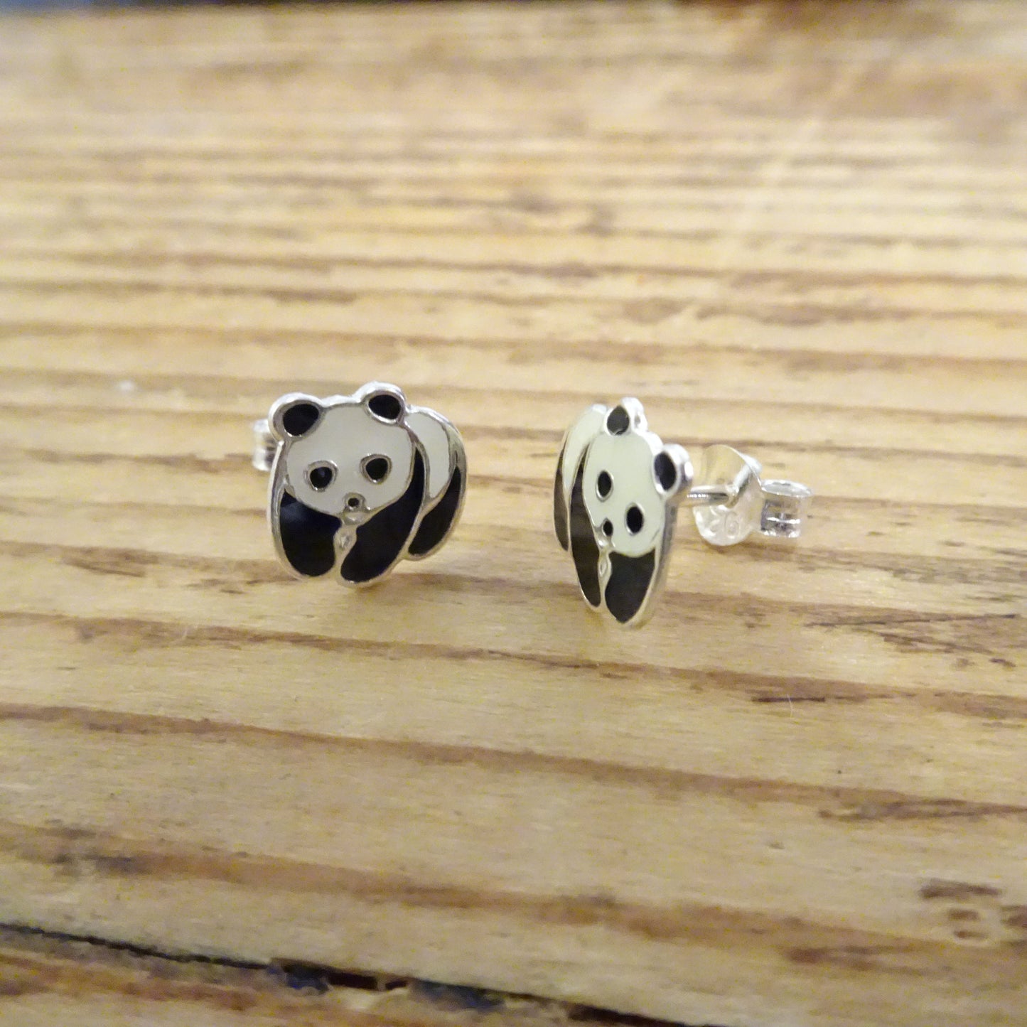Boucles d'oreilles à tige en argent sterling et émail en forme de panda