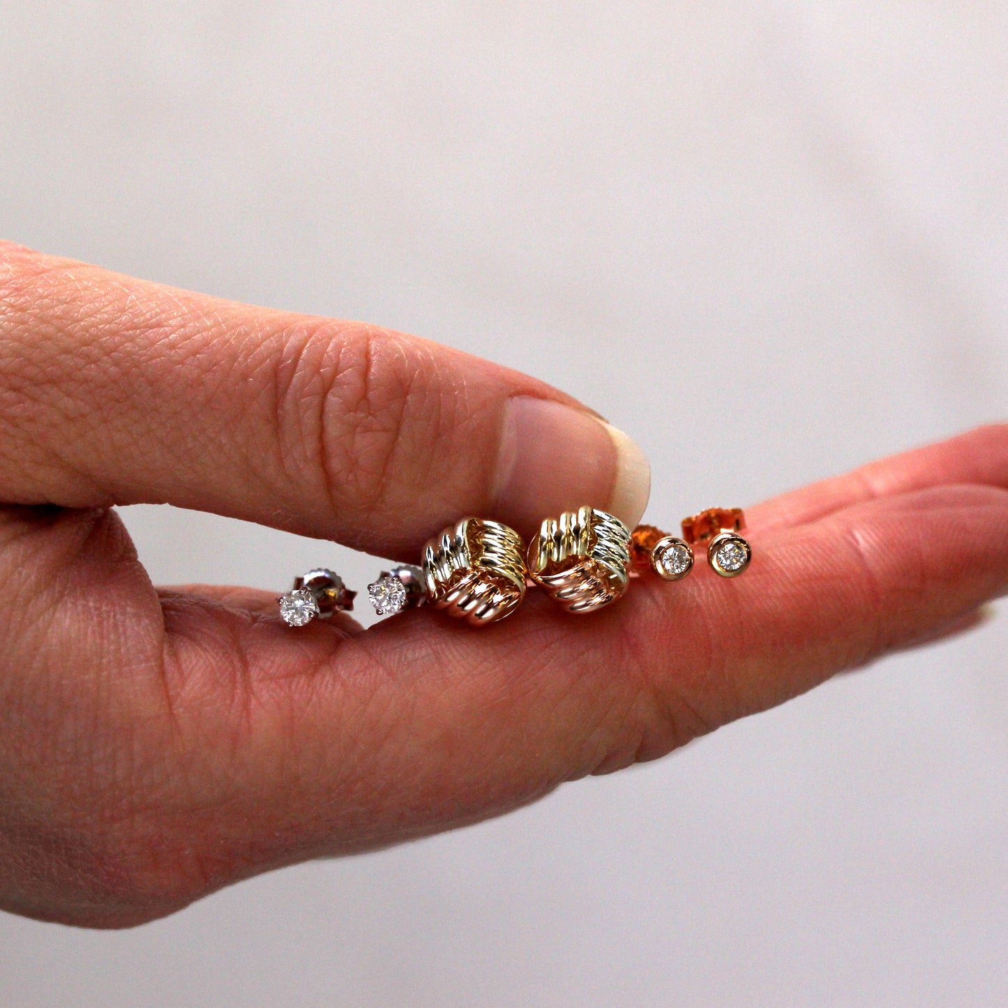 Boucles d'oreilles solitaires rondes en or blanc 9 carats et diamants de 0,23 carat sertis à 4 griffes