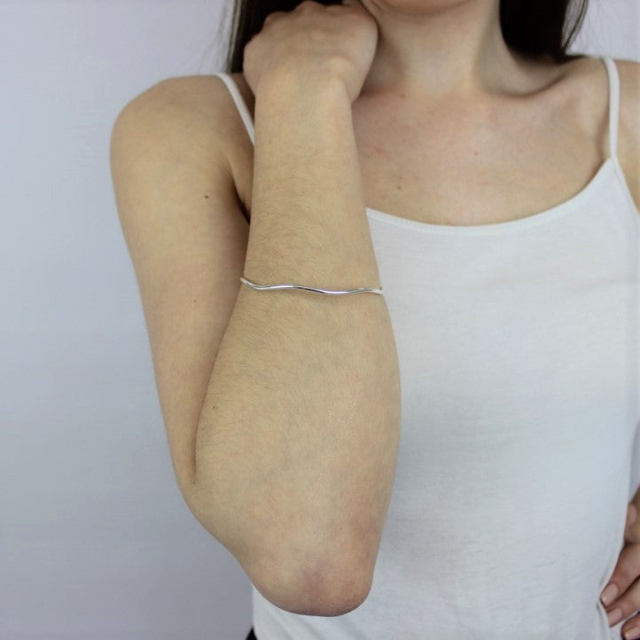 Bracelet jonc ondulé en argent sterling
