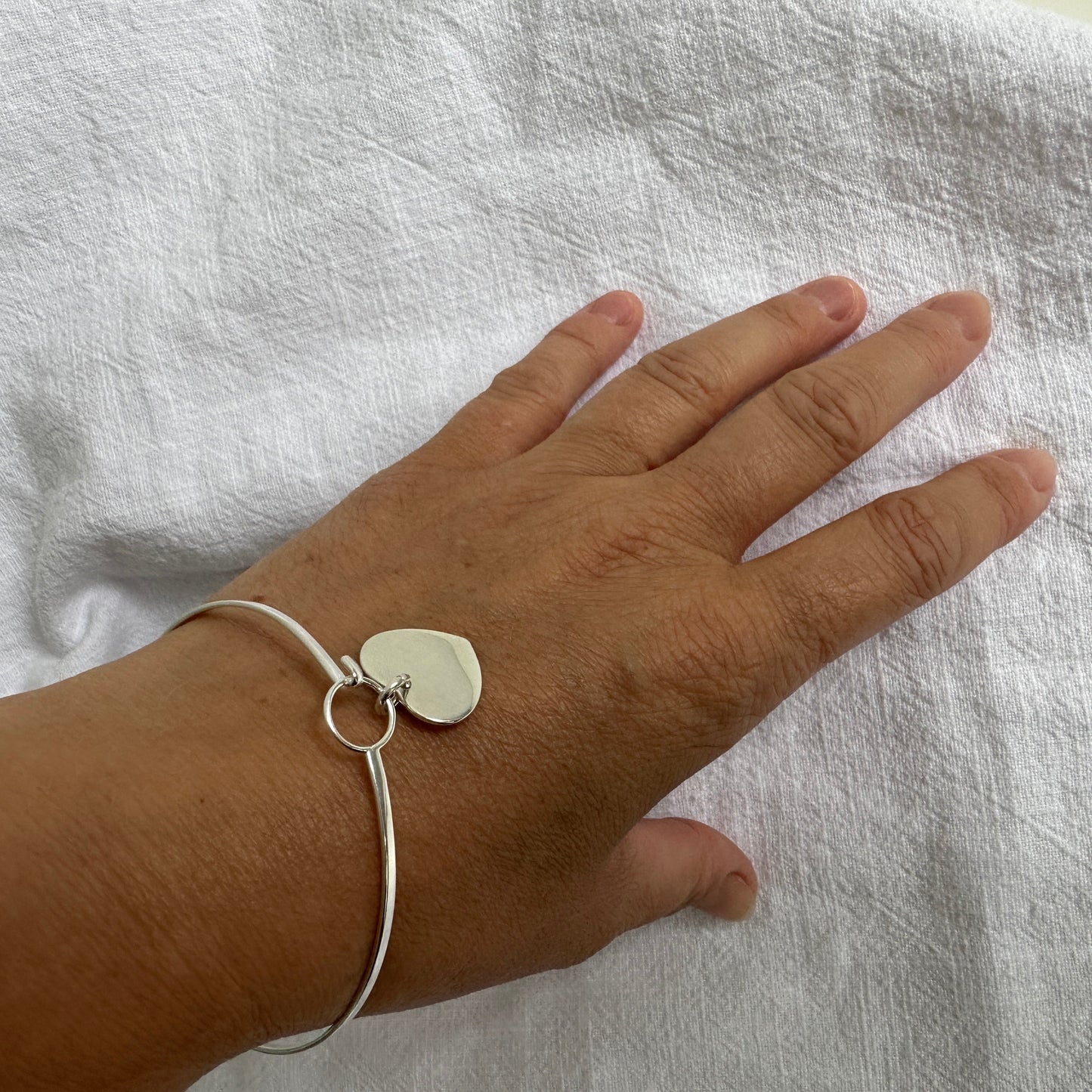 Bracelet jonc en argent sterling avec crochet et œillet et breloque cœur gravable