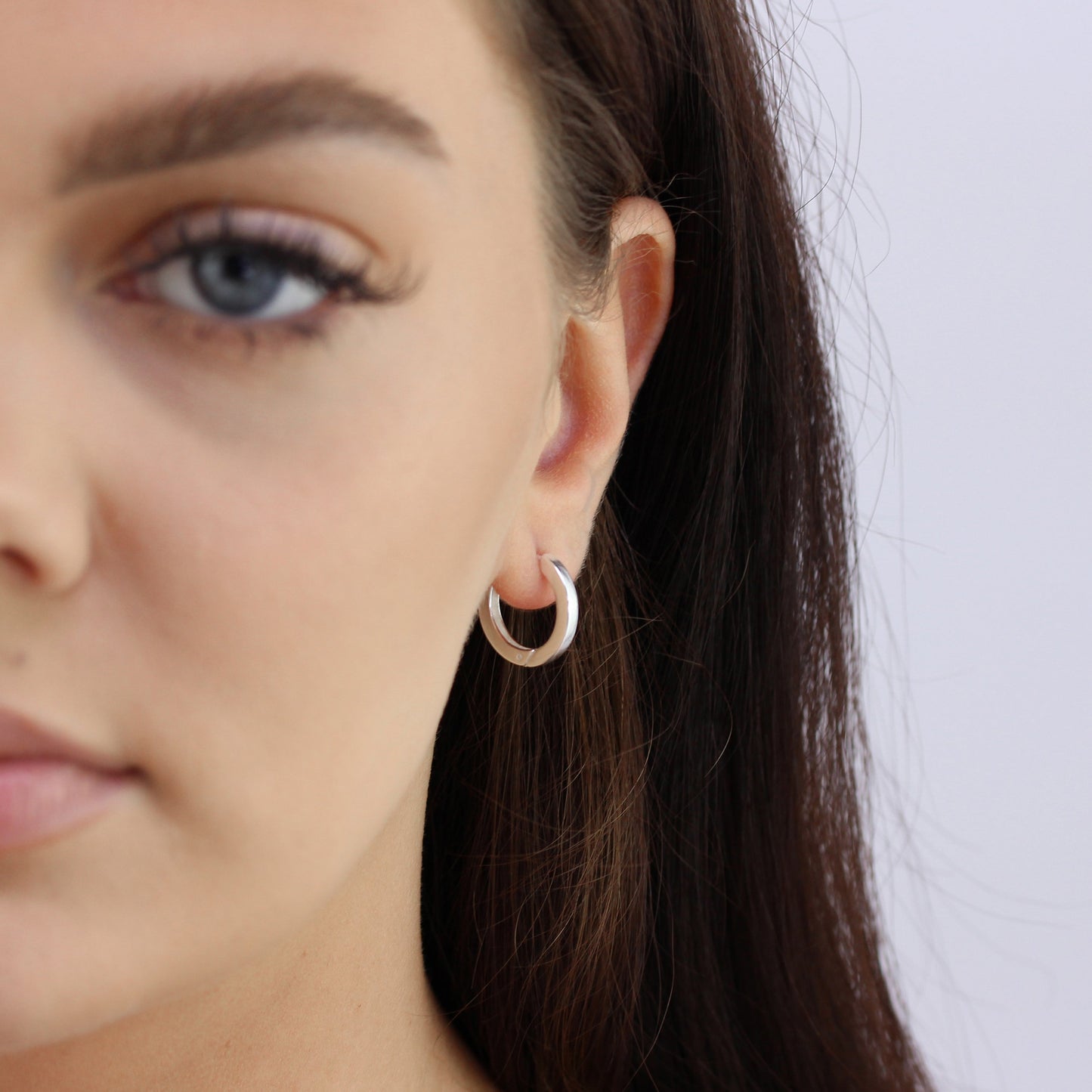 Boucles d'oreilles Huggie en argent sterling massif, tube carré uni de 16 mm