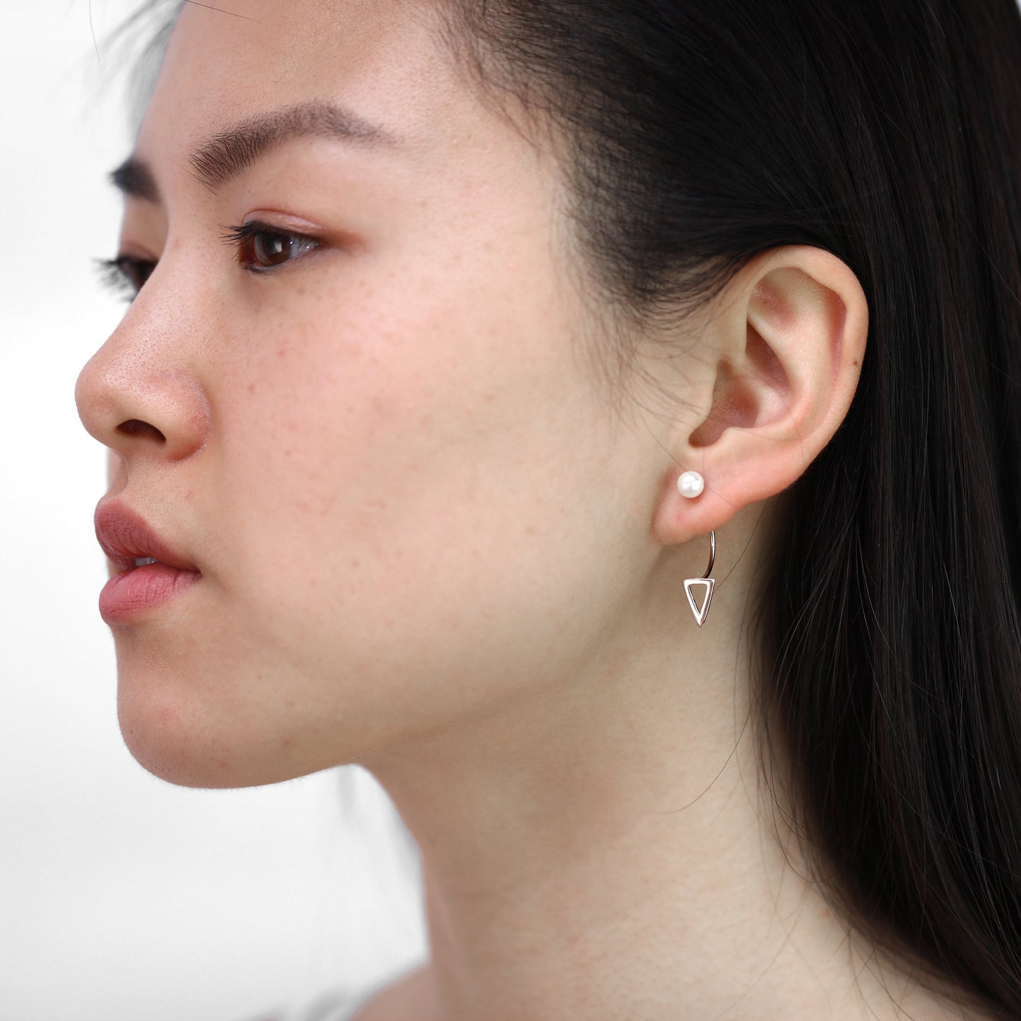Boucles d'oreilles à tige en argent sterling avec triangle ouvert et perle