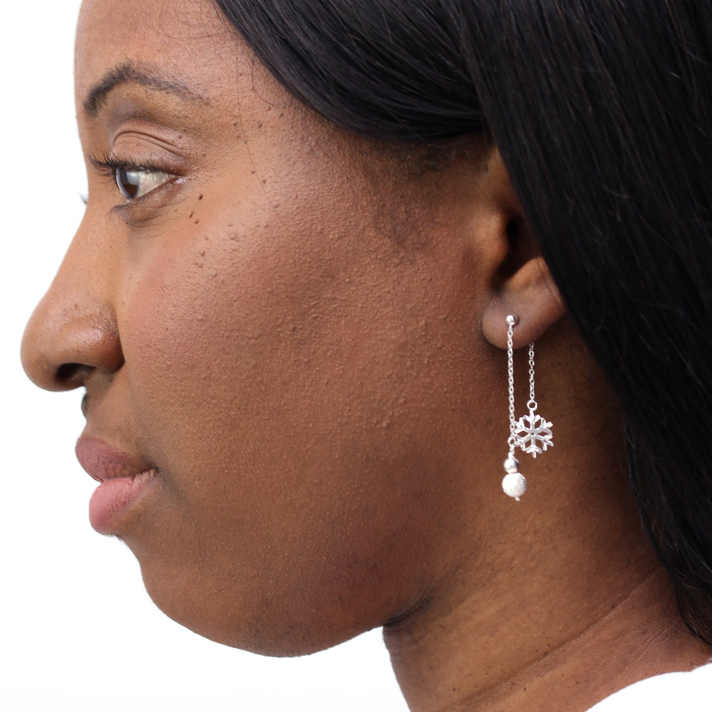 Boucles d'oreilles pendantes en argent sterling avec boule givrée et flocon de neige double face