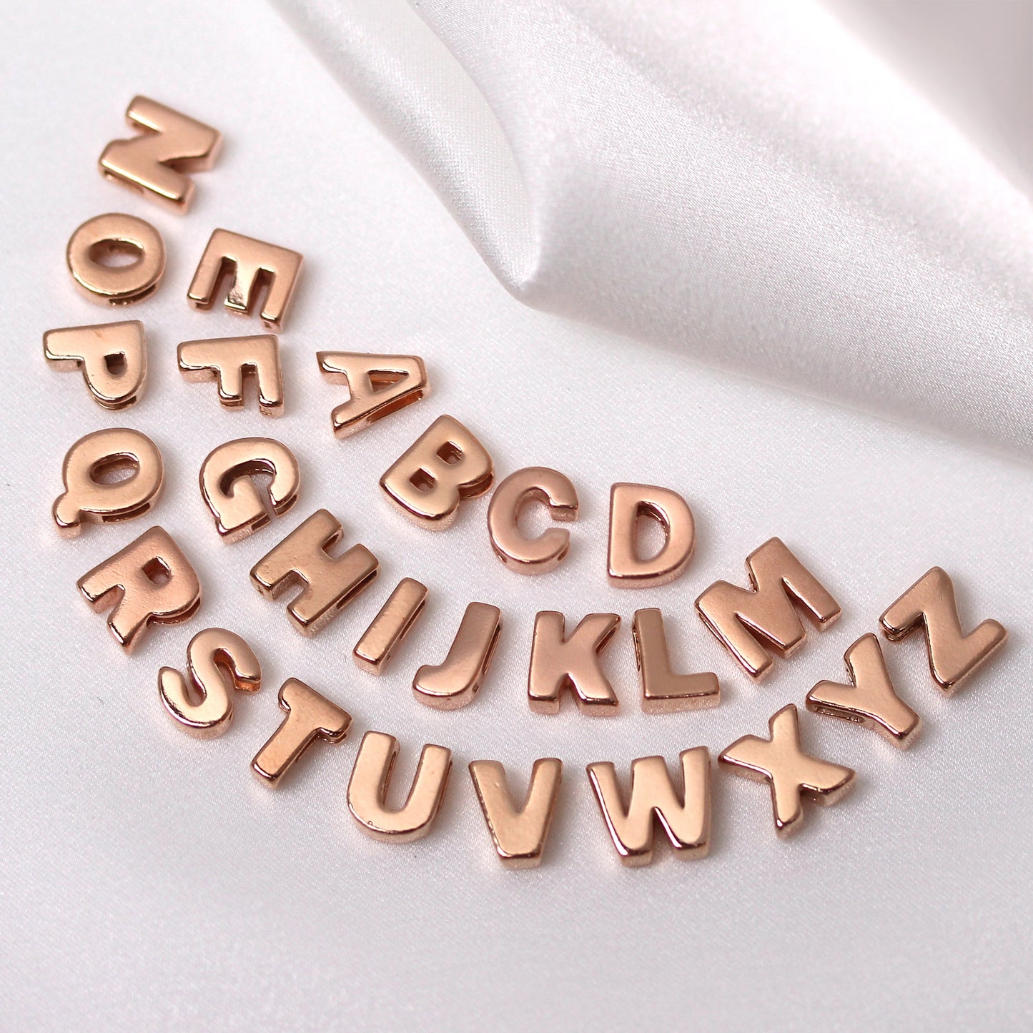 Breloque en argent sterling plaqué or rose avec lettres de l'alphabet de A à Z