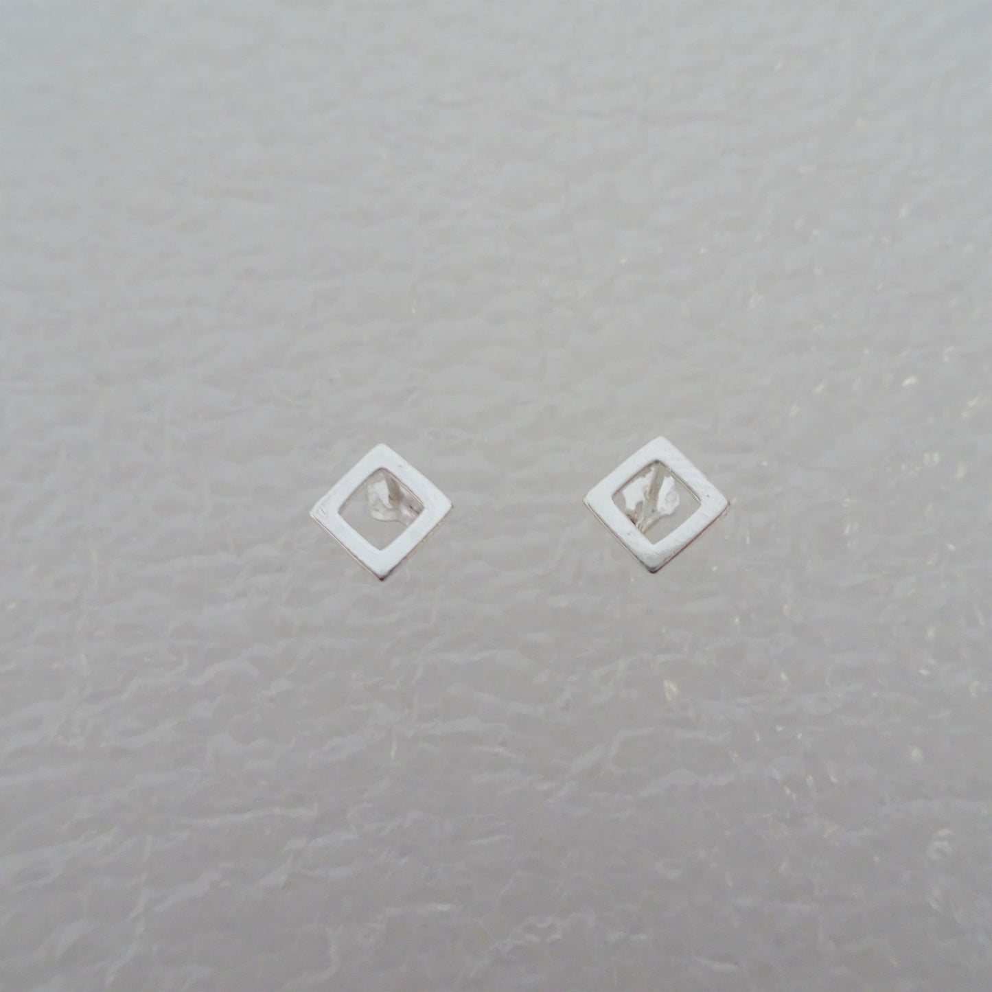 Boucles d'oreilles à tige ouvertes en argent sterling en forme de diamant