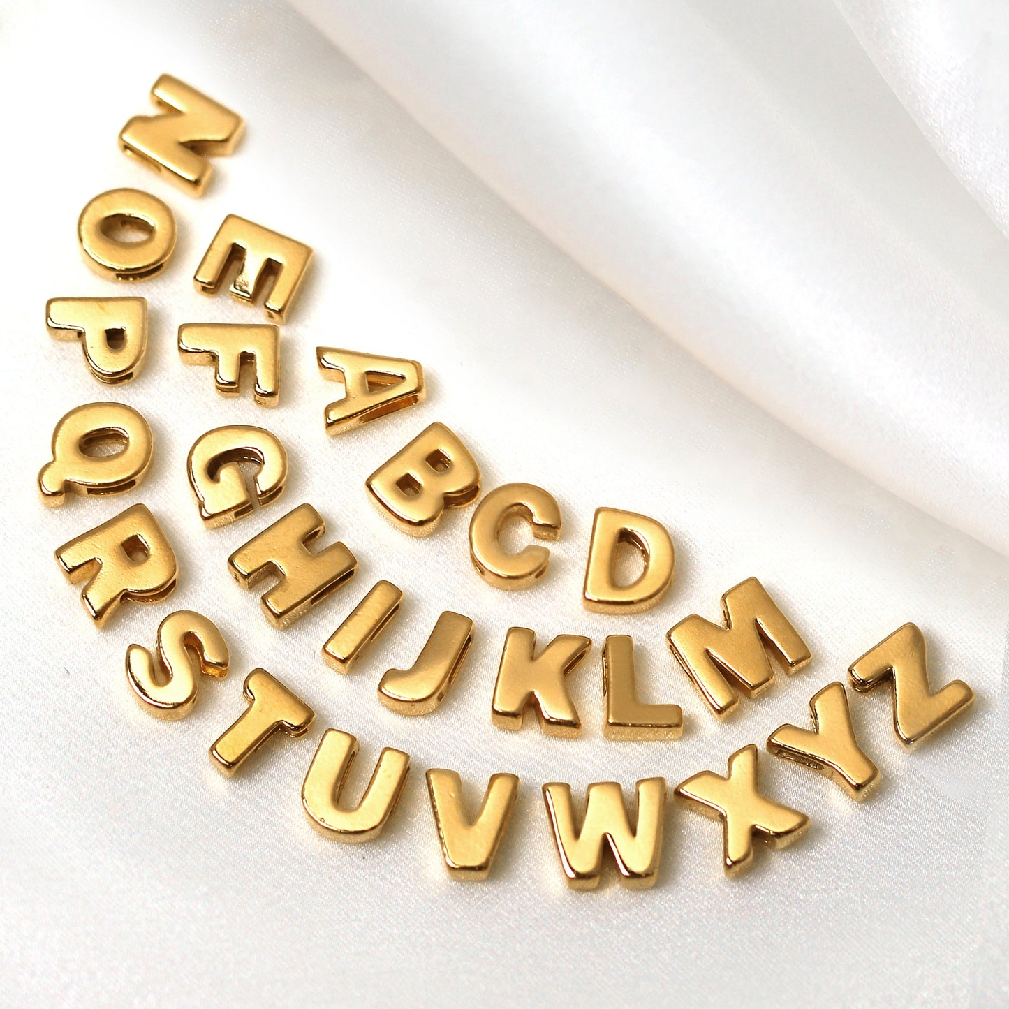 Breloque en argent sterling plaqué or avec lettres de l'alphabet de A à Z