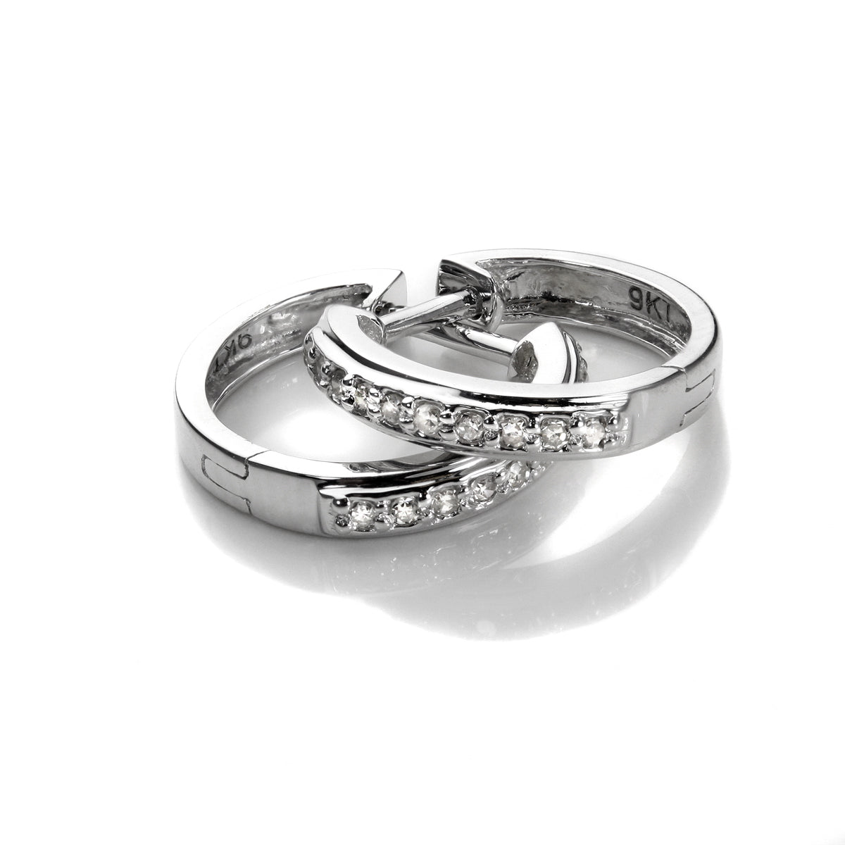 Boucles d'oreilles Huggie en or 9 carats avec diamants