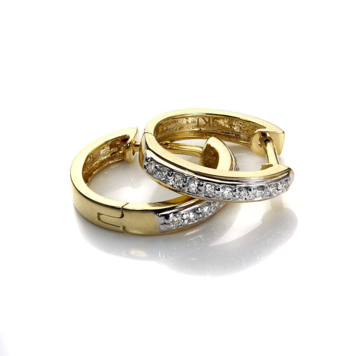 Boucles d'oreilles Huggie en or 9 carats avec diamants