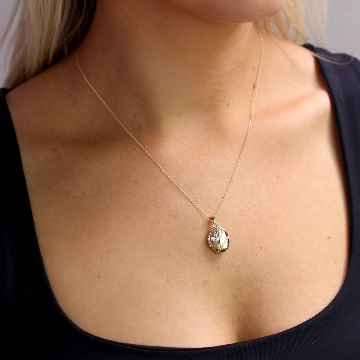 Médaillon ovale en or 9 carats avec motif en or blanc sur chaîne de 40 à 45 cm