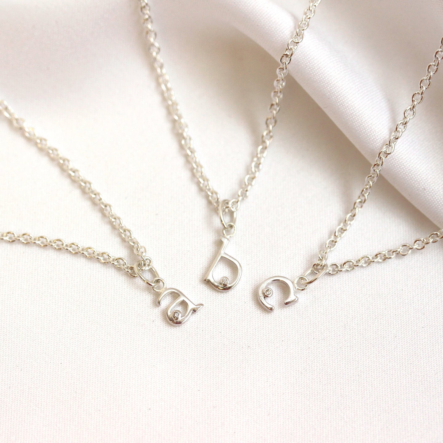 Collier initial en argent sterling avec diamants