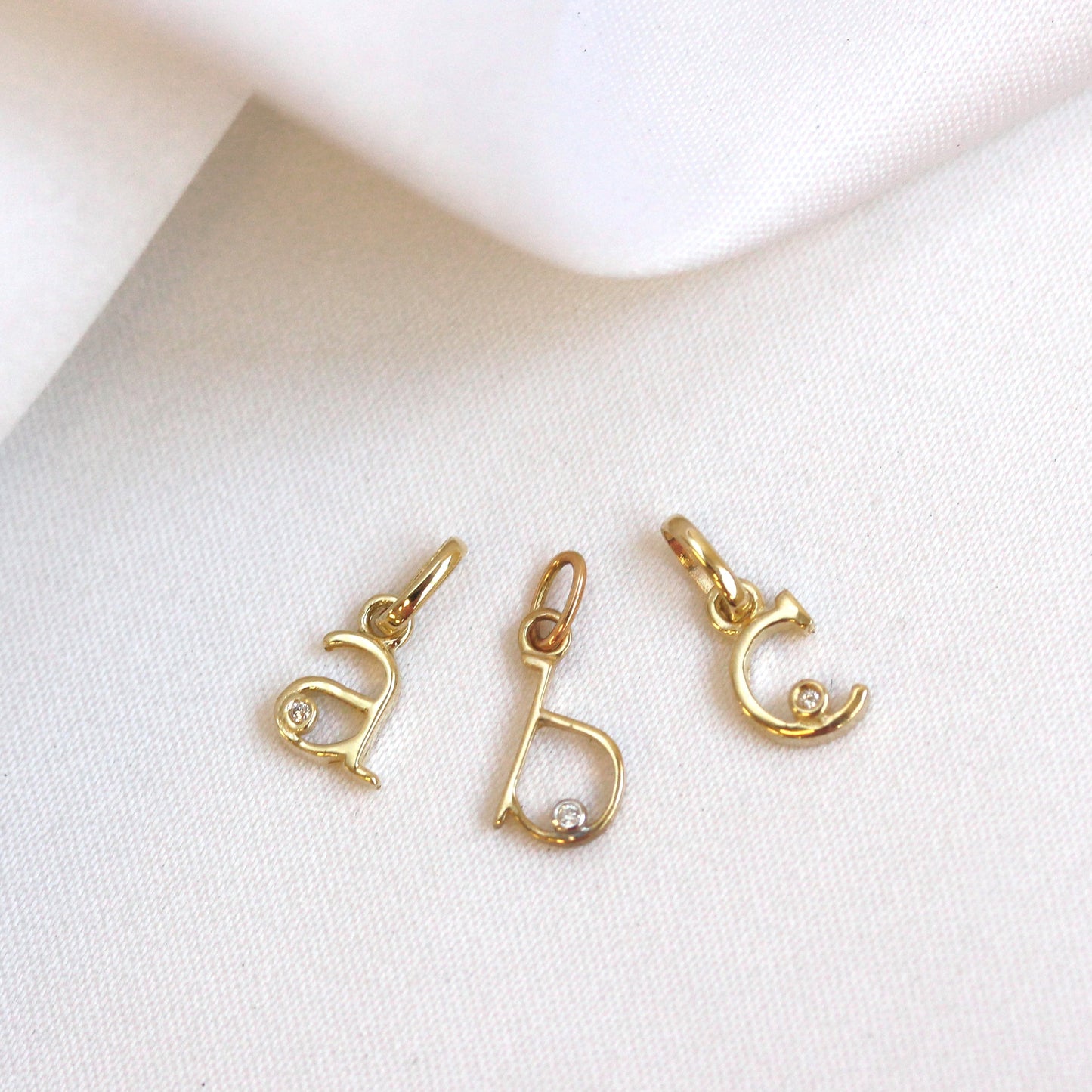 Collier initial en or 9 carats avec diamants