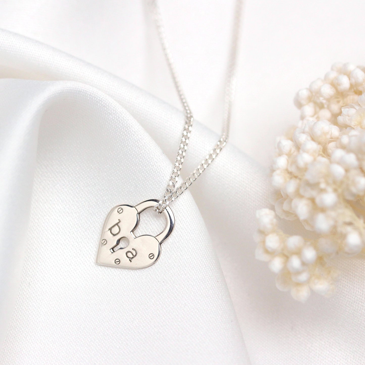 Collier personnalisé en argent sterling avec cadenas en forme de cœur et initiales