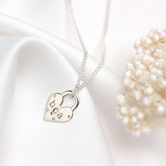 Collier personnalisé en argent sterling avec cadenas en forme de cœur et initiales