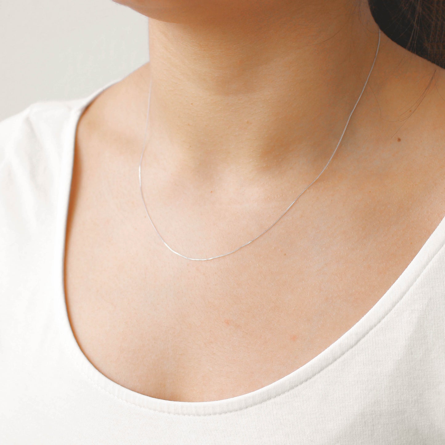 Collier chaîne en or blanc 9 carats avec diamants taillés