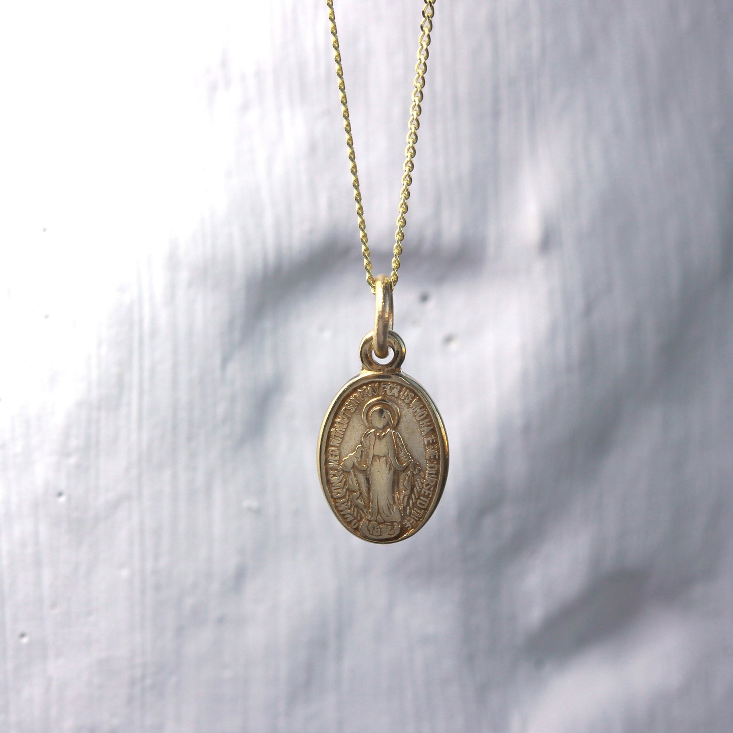 Collier en or 9 carats avec médaille de Marie miraculeuse