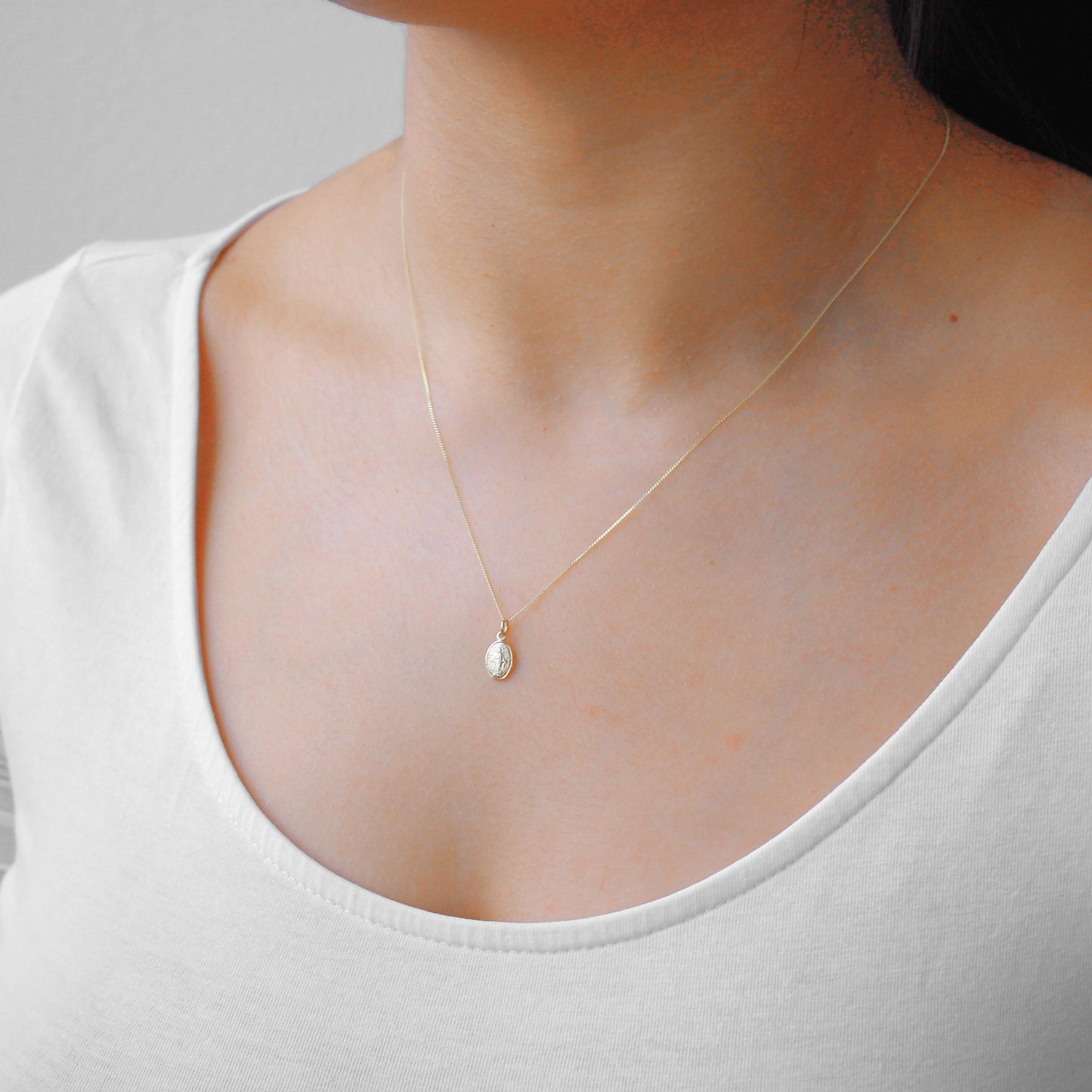 Collier en or 9 carats avec médaille de Marie miraculeuse