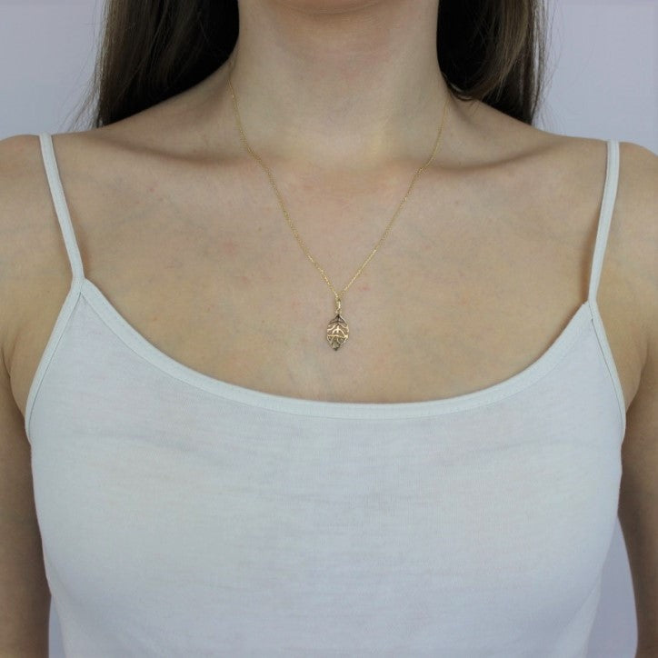 Collier pendentif feuille découpée en or 9 carats, 40 à 50 cm