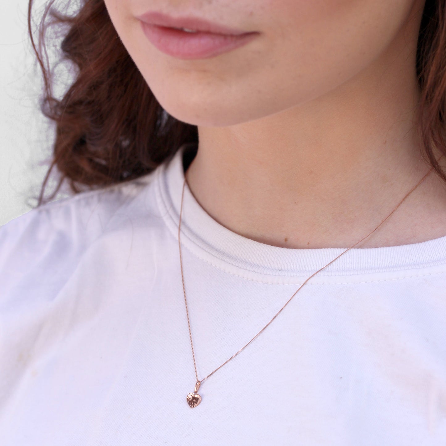 Collier avec pendentif en forme de cœur en or rose 9 carats avec finition martelée