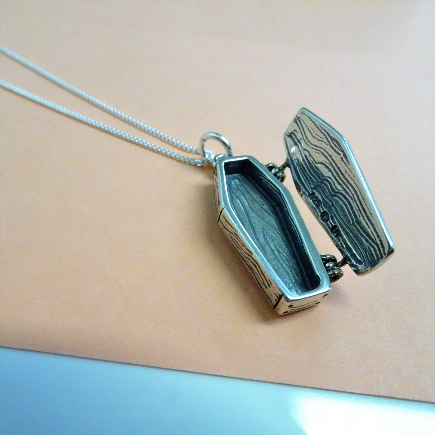 Collier cercueil ouvrant en argent sterling