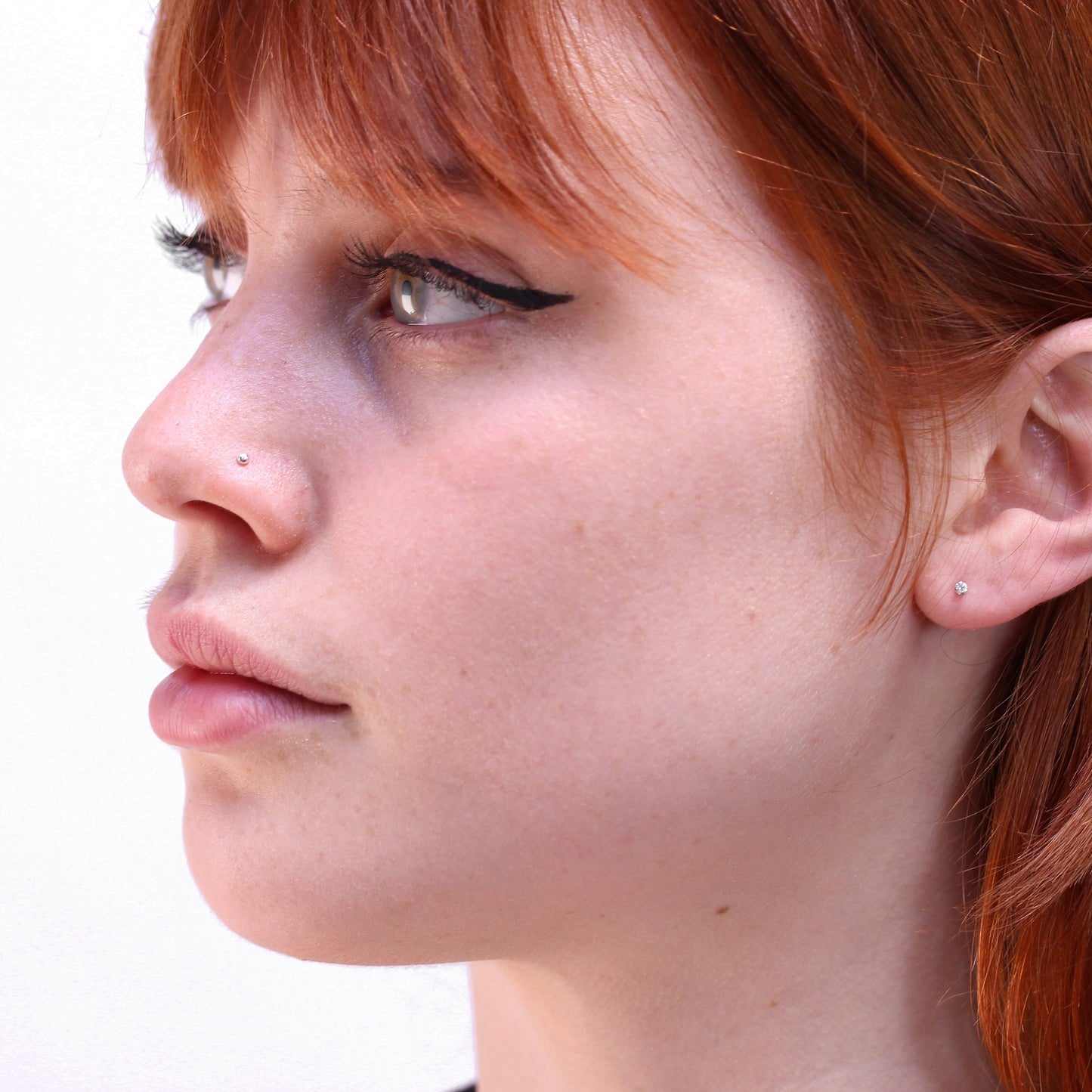 Piercing de nez en forme de L avec boule en argent sterling