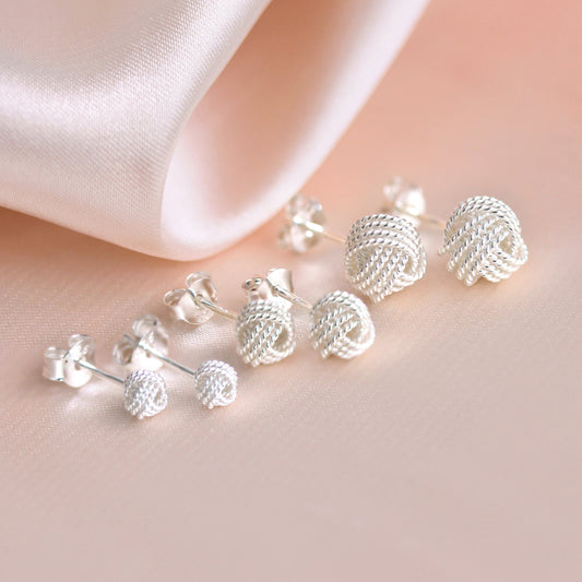 Boucles d'oreilles à tige en argent sterling avec nœud perlé