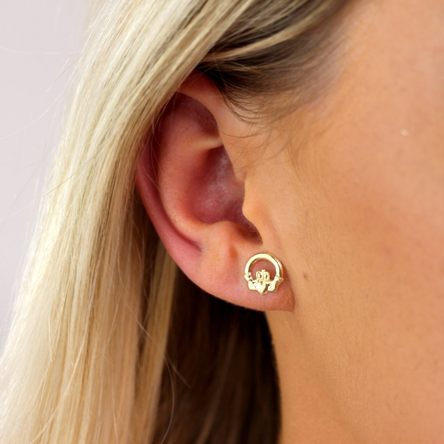 Boucles d'oreilles à tige Claddagh celtiques irlandaises en or 9 carats