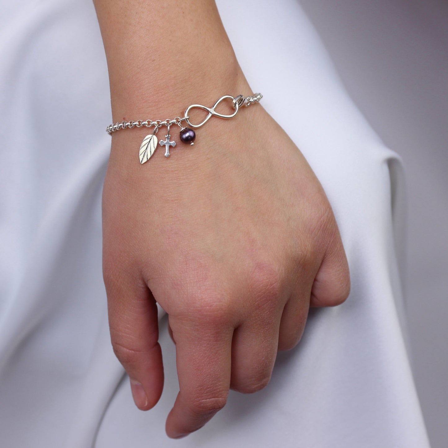 Bracelet infini en argent sterling avec chaîne rolo et perles